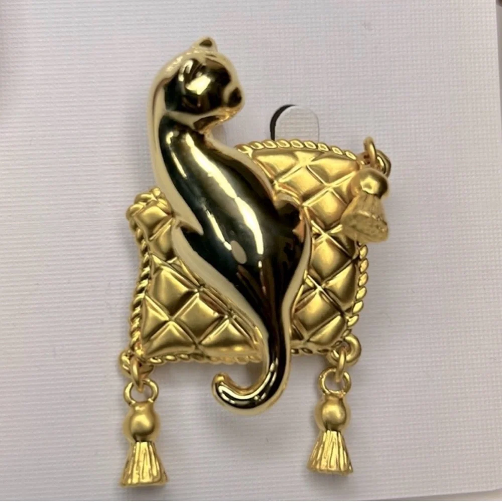 VINTAGE BROOCH GOLD TONE PIN‎ ANIMAL CAT On Quilted Cushion With Tassels